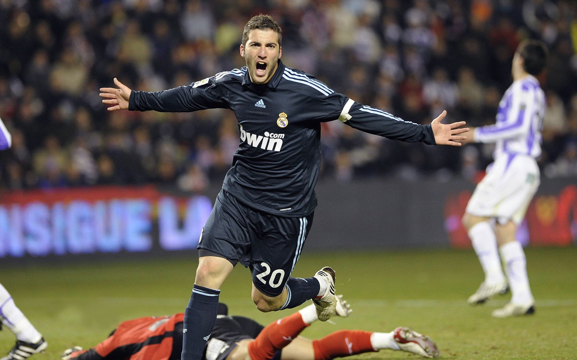 九游体育网站入口-曼城的防线挑战逐渐加剧，队内球员如何应对更高压力，曼城战术打法