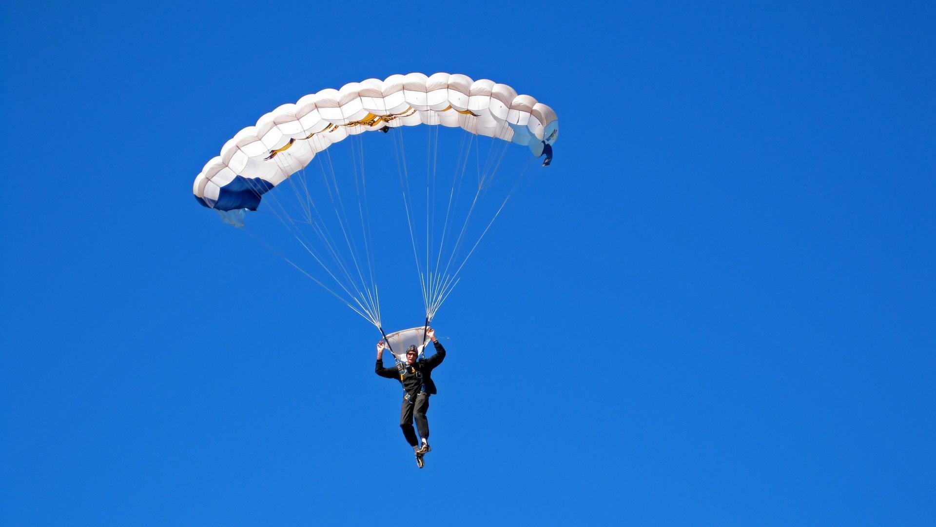 裁判误判引发规则细化讨论，公平性再被关注，裁判场上误判怎么办